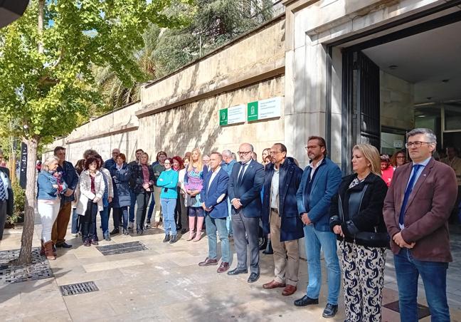 Concentración solidaria a las puertas de la sede de la Junta en Granada.