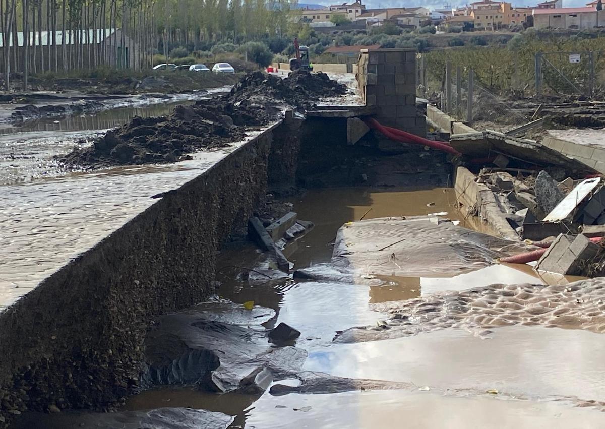 Imagen secundaria 1 - El arreglo del puente hundido de Benalúa costará más de 400.000 euros