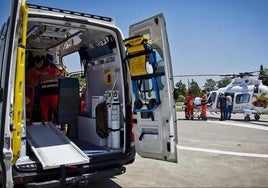 Una ambulancia y un heicóptero del 061.