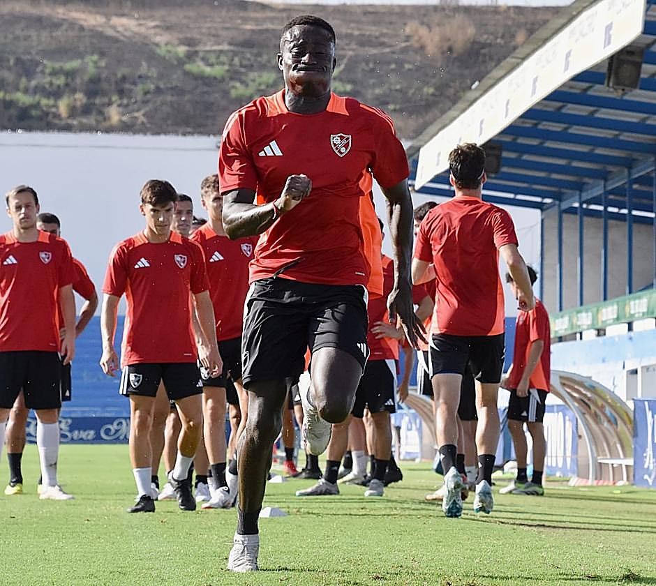 Samu Gomis haciendo un sprint durante el entrenamiento en Linarejos