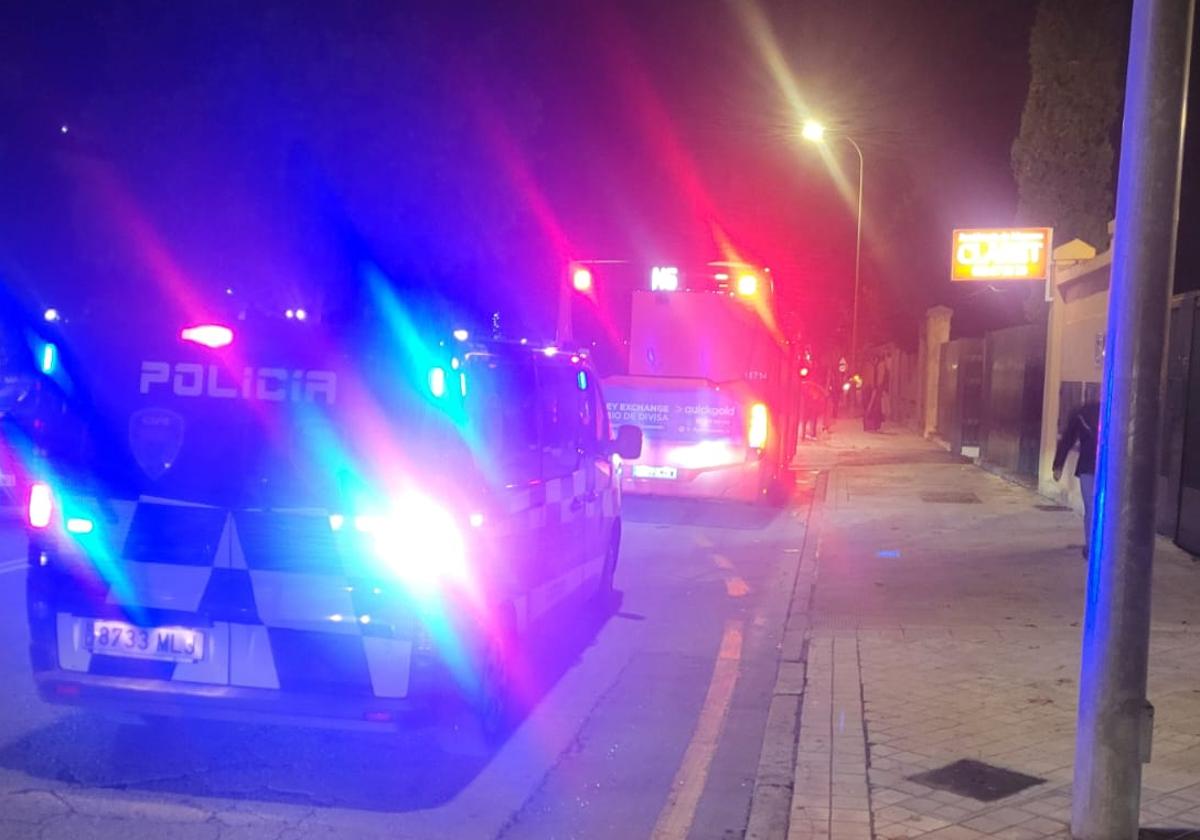 Un furgón policial escolta a un autobús urbano en la ciudad de Granada.