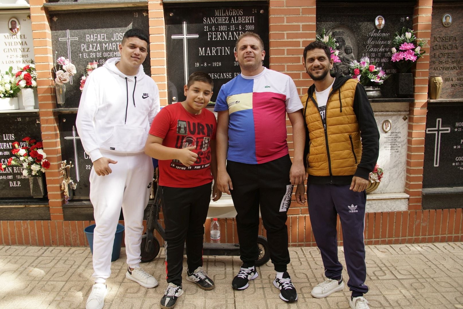 Los cementerios de Almería se llenan de flores para honrar a los difuntos