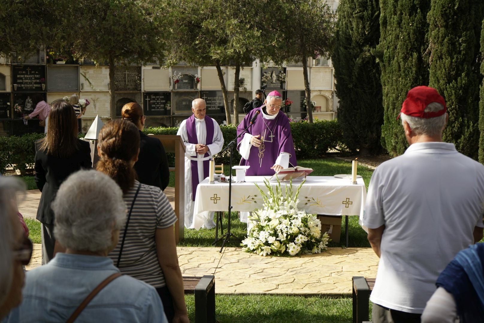 Los cementerios de Almería se llenan de flores para honrar a los difuntos