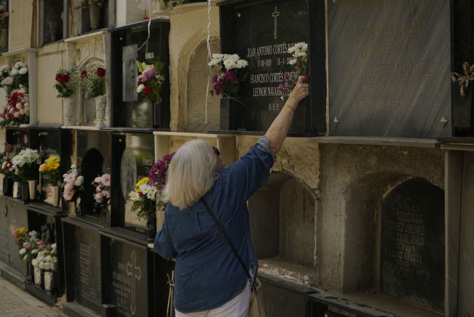 Los cementerios de Almería se llenan de flores para honrar a los difuntos