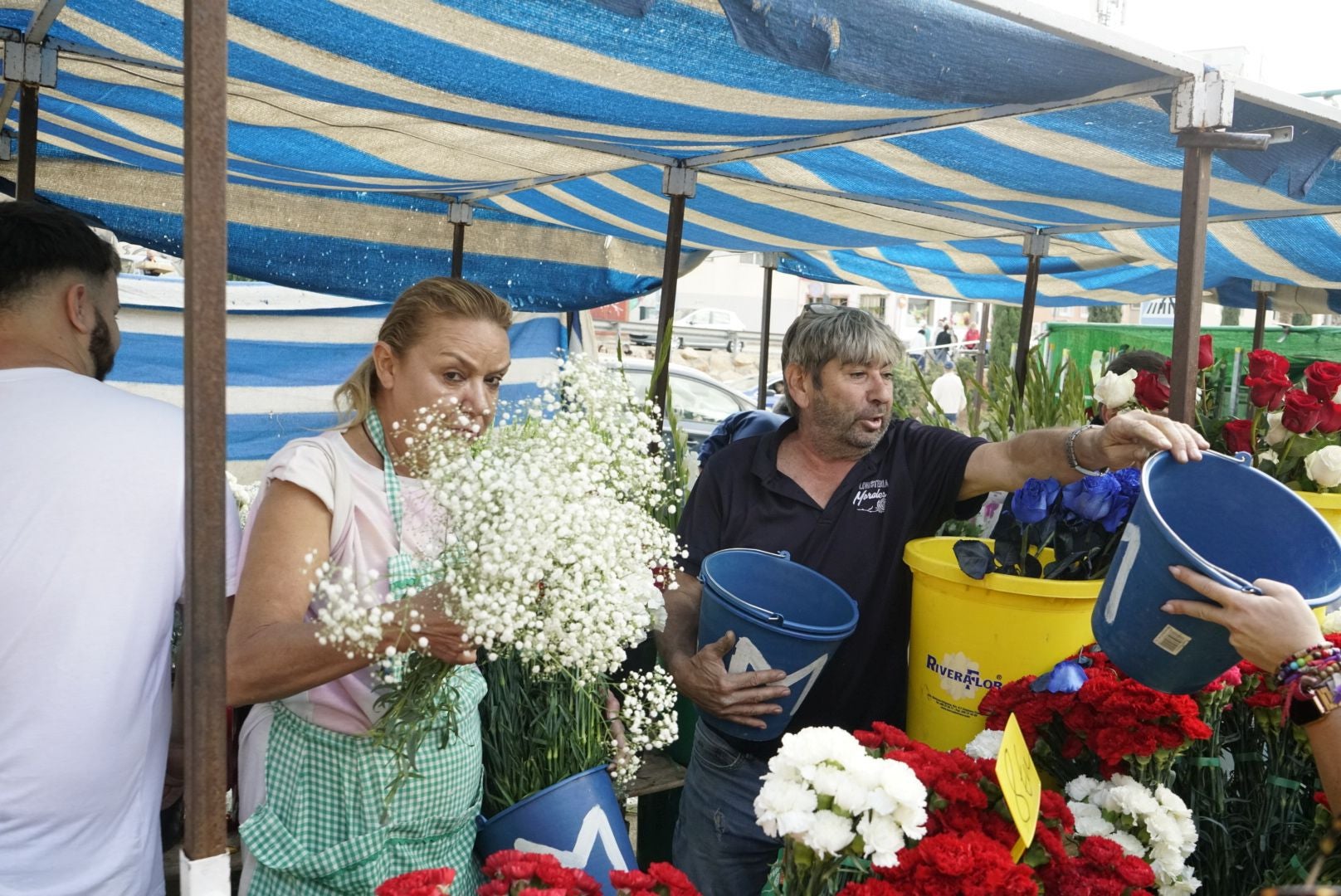 Los cementerios de Almería se llenan de flores para honrar a los difuntos