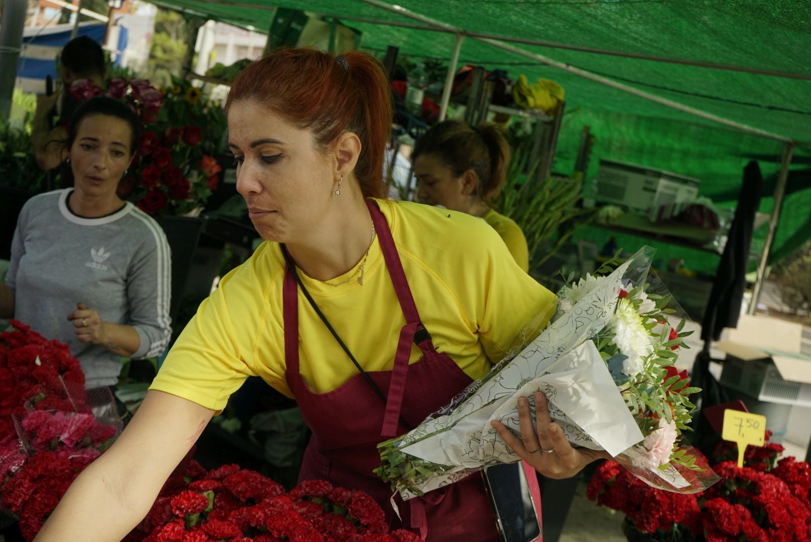 Los cementerios de Almería se llenan de flores para honrar a los difuntos