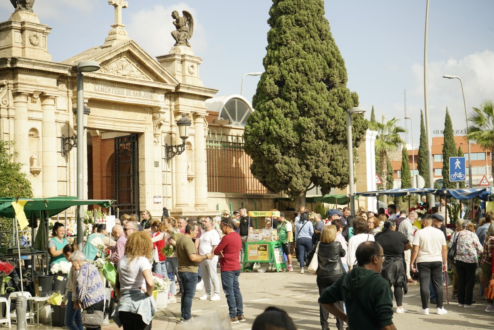 Los cementerios de Almería se llenan de flores para honrar a los difuntos