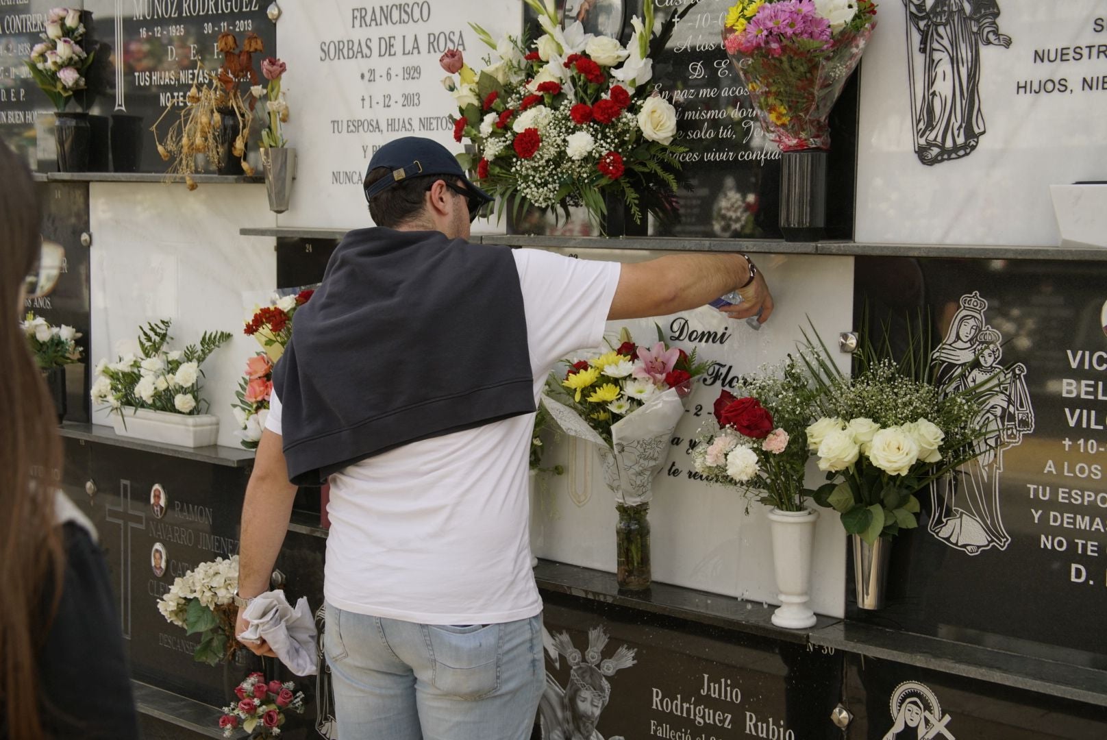 Los cementerios de Almería se llenan de flores para honrar a los difuntos