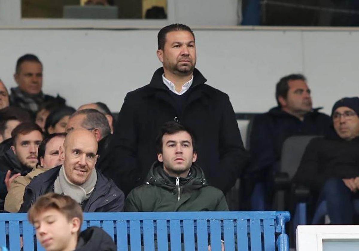 Juan Carlos Cordero observa un partido del Zaragoza desde la grada.