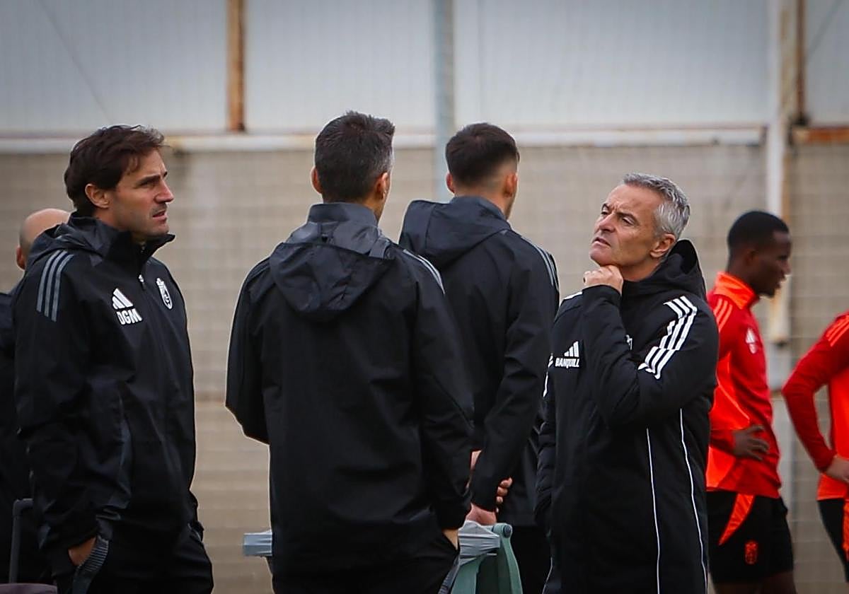 Fran Escribá dialoga con sus ayudantes durante un entrenamiento.