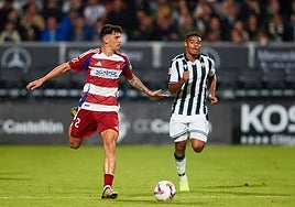 Rubén Sánchez conduce un balón contra el Castellón.