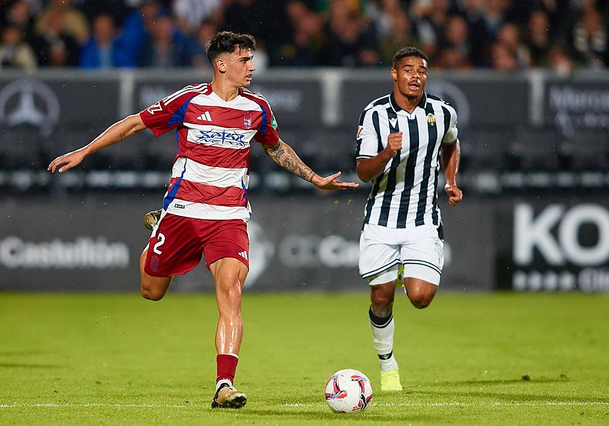 Rubén Sánchez conduce un balón contra el Castellón.