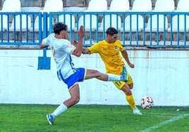 El lateral Chey defiende en un partido anterior con el Motril.