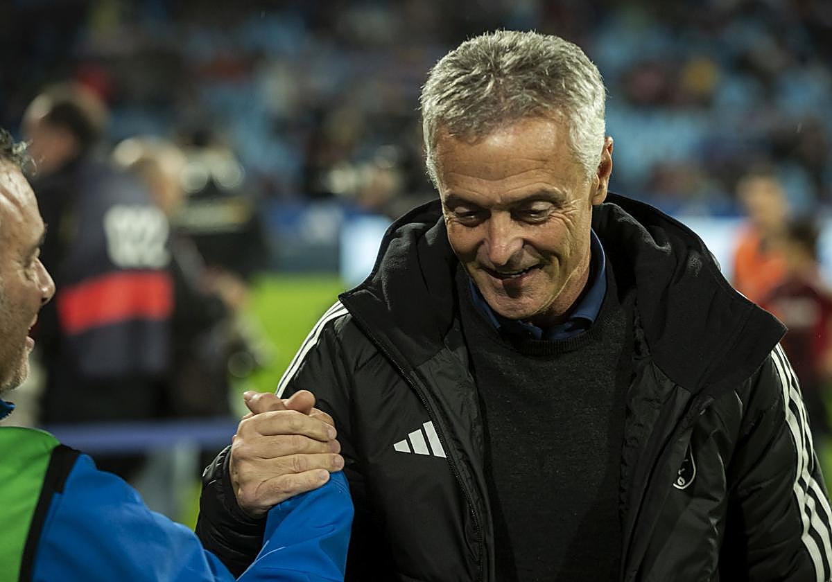 Fran Escribá saluda a un excompañero en el Zaragoza por su vuelta a La Romareda.