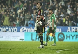 Diego Mariño lamenta uno de los goles encajados por el Granada en Zaragoza.