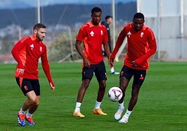 Martin Hongla juega un balón durante un entrenamiento ante Weissman y Diao.
