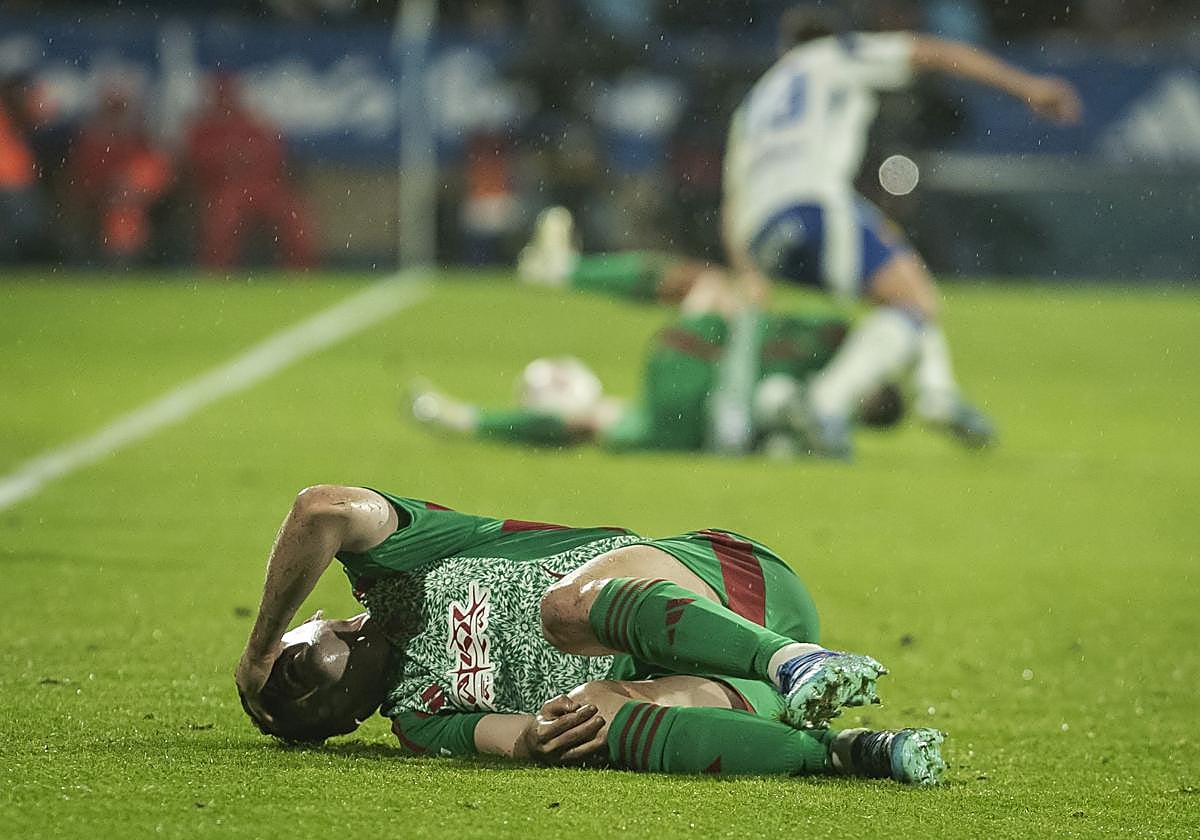 Sergio Ruiz se duele de la rodilla derecha sobre el césped.