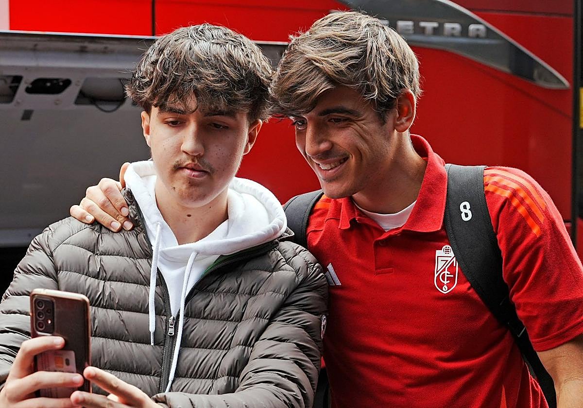 Gonzalo Villar posa para un selfi con un aficionado en Zaragoza.