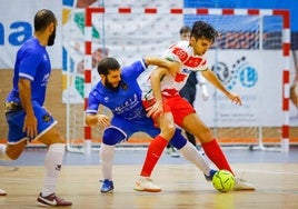 Una jugada del partido entre Sima y Melilla.