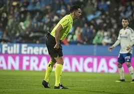 El colegiado Ais Reig, en La Romareda.