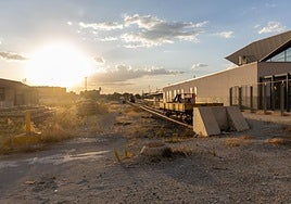 Lateral de la estación de Andaluces en una imagen reciente.