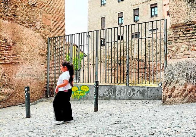 En la verja del Arco de Elvira, abajo a la derecha.