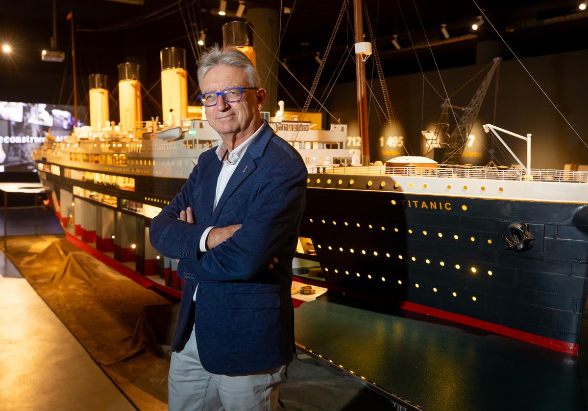 Luis Alcalá, director del Parque de las Ciencias, posa junto al Titanic que exponen en el museo