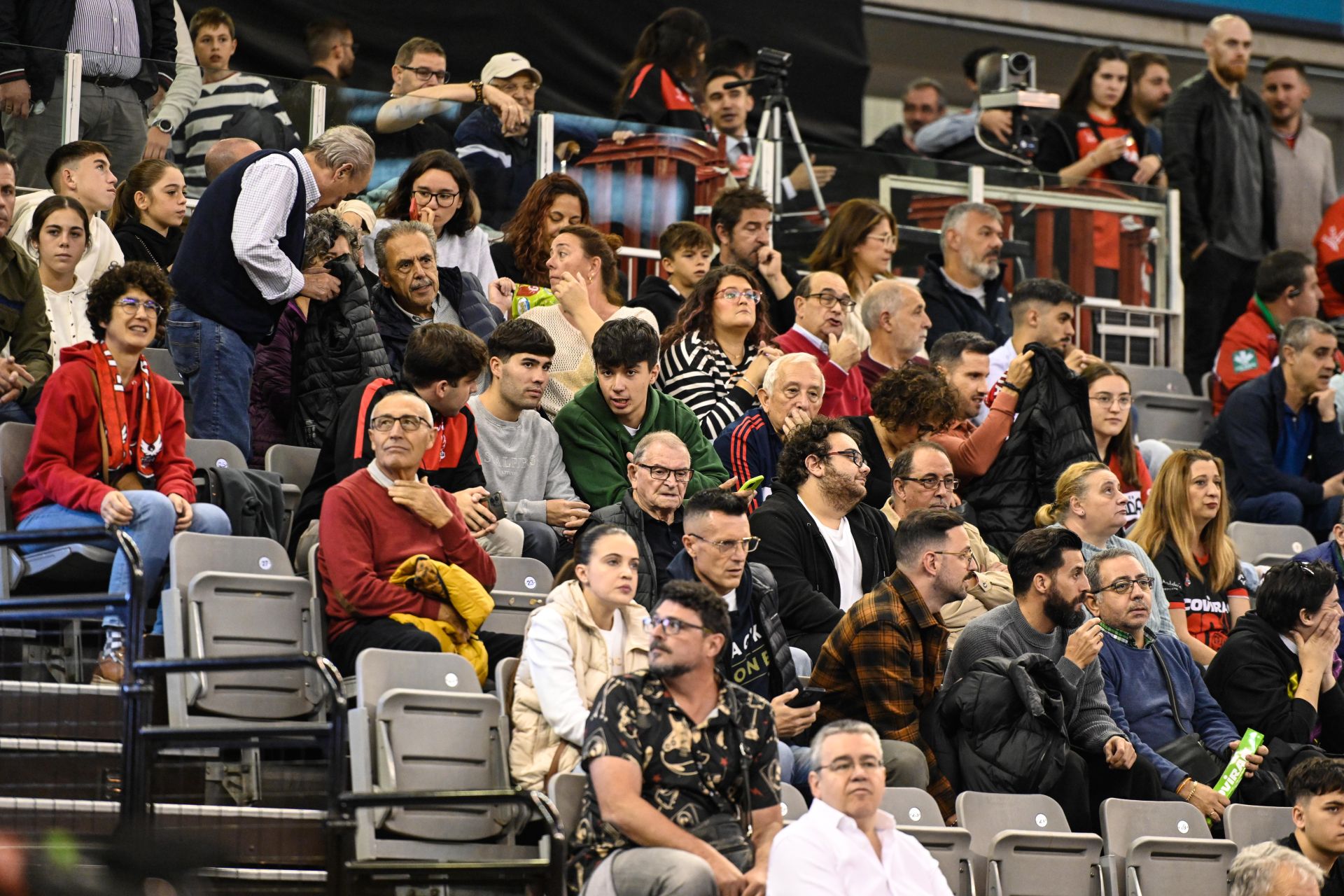 Encuéntrate en la grada durante el Covirán - Bilbao Basket