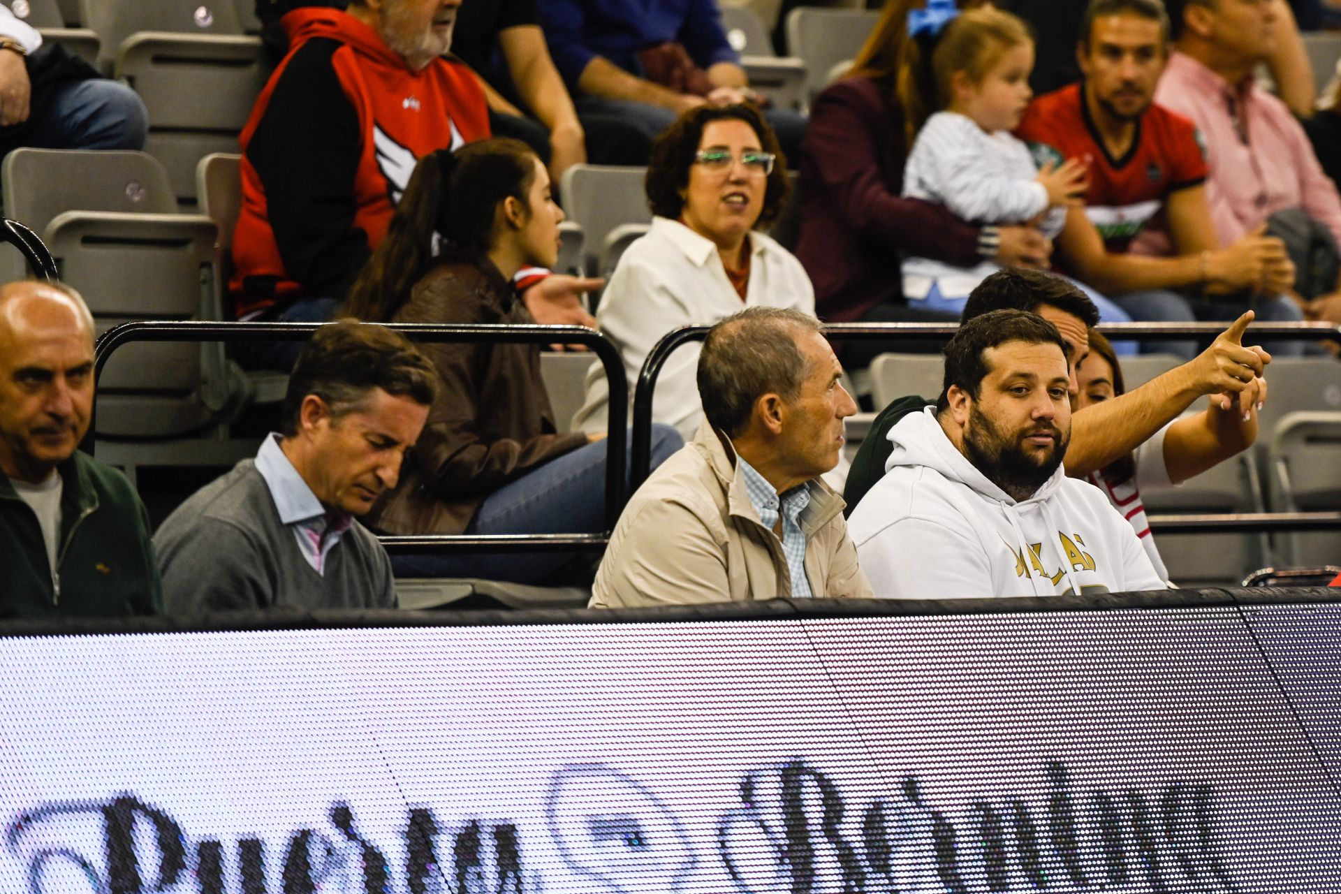 Encuéntrate en la grada durante el Covirán - Bilbao Basket