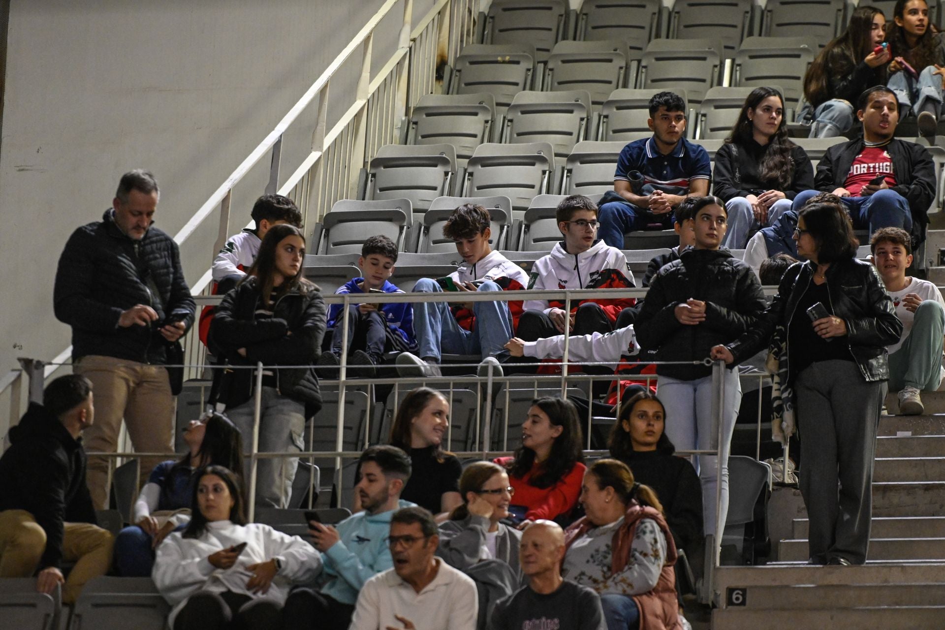 Encuéntrate en la grada durante el Covirán - Bilbao Basket