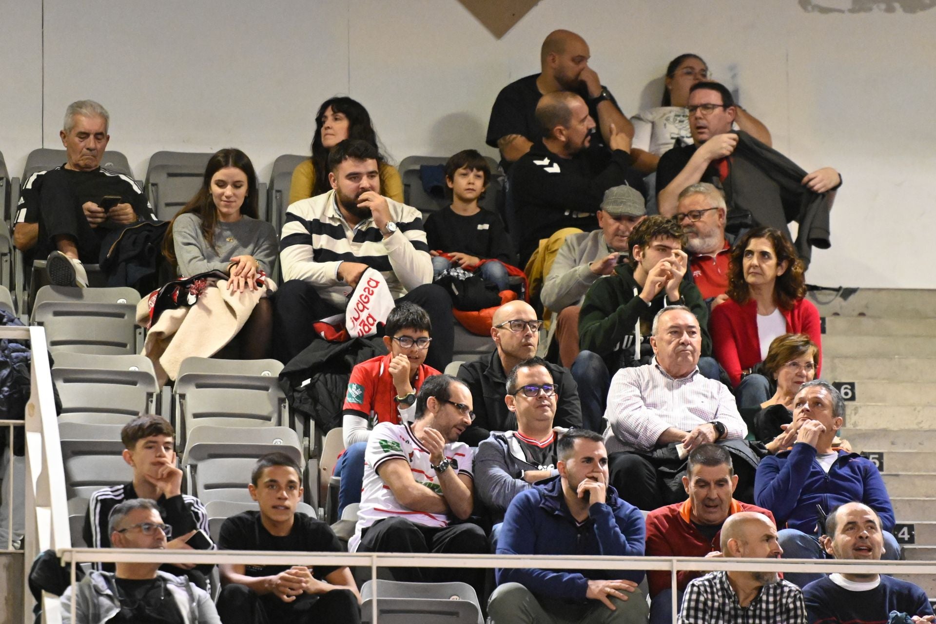 Encuéntrate en la grada durante el Covirán - Bilbao Basket