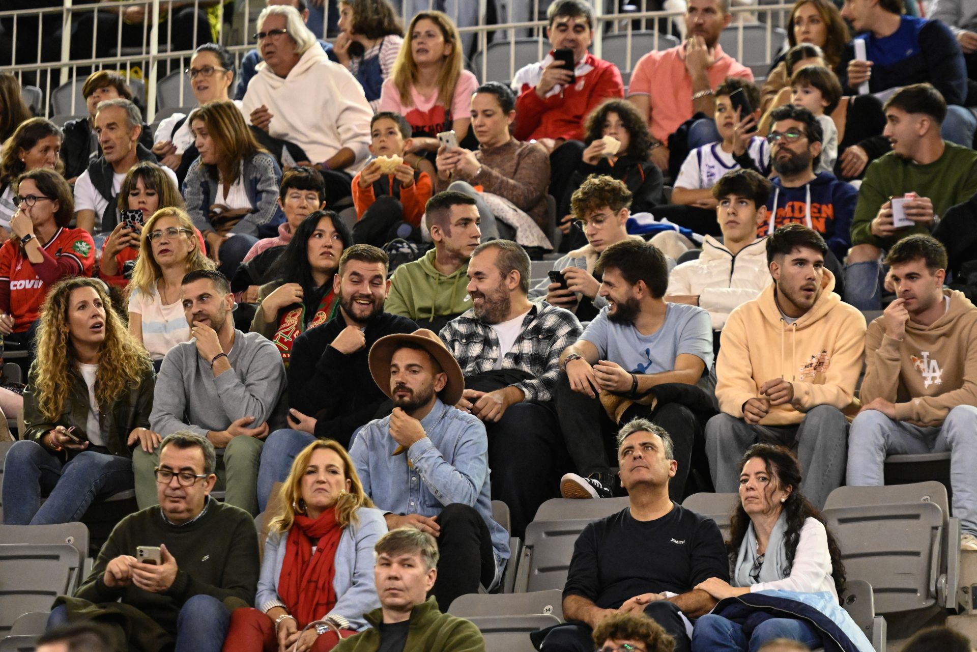 Encuéntrate en la grada durante el Covirán - Bilbao Basket