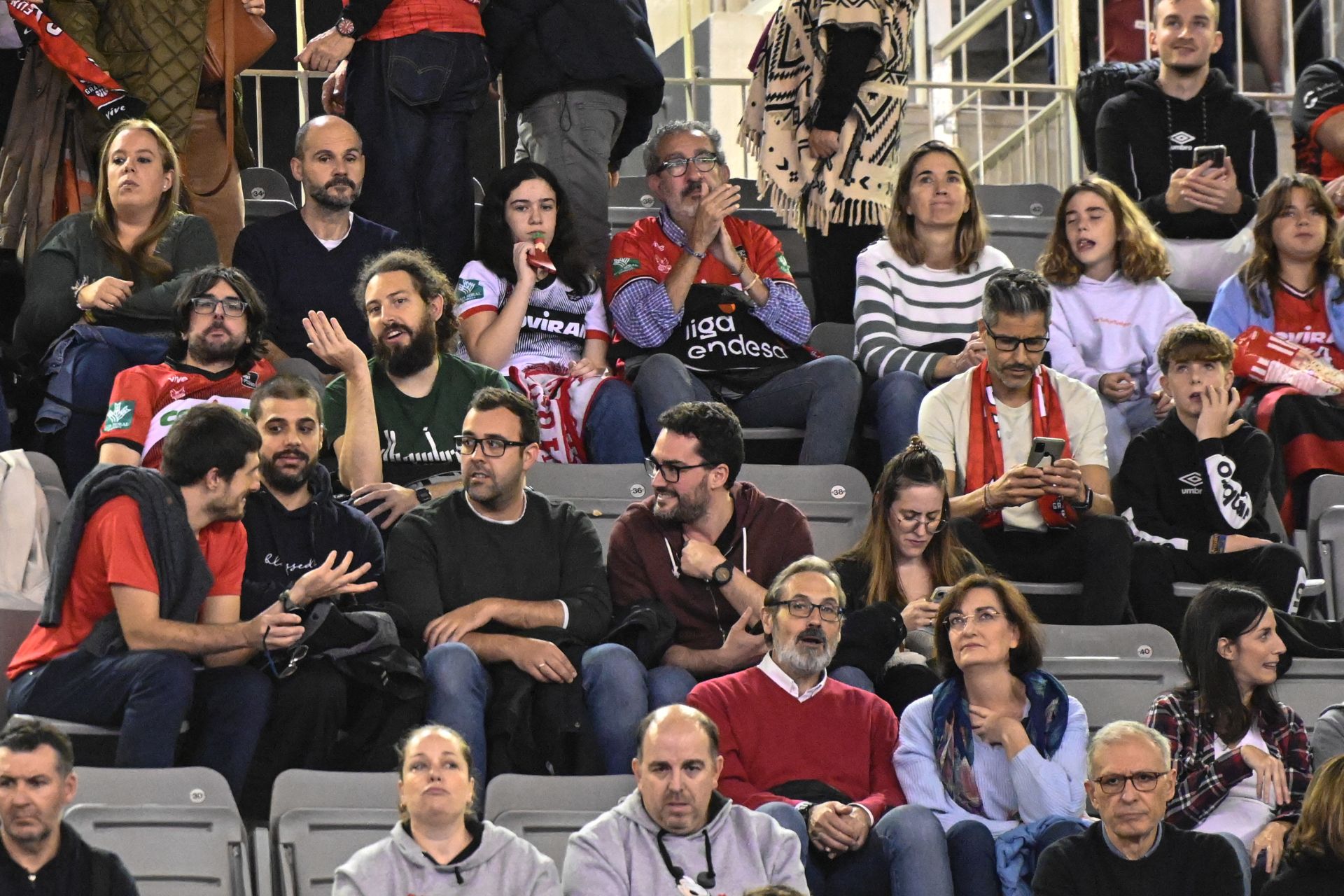 Encuéntrate en la grada durante el Covirán - Bilbao Basket