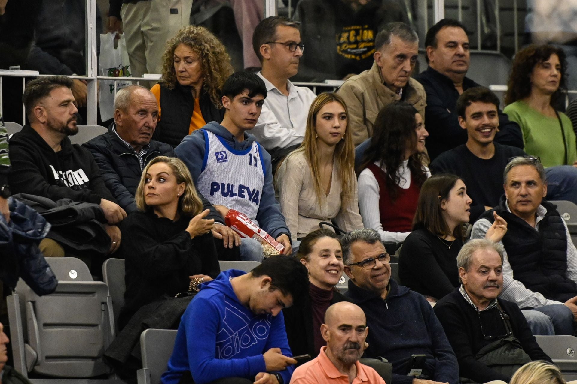 Encuéntrate en la grada durante el Covirán - Bilbao Basket