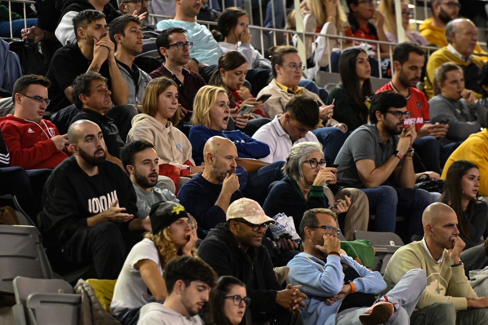 Encuéntrate en la grada durante el Covirán - Bilbao Basket