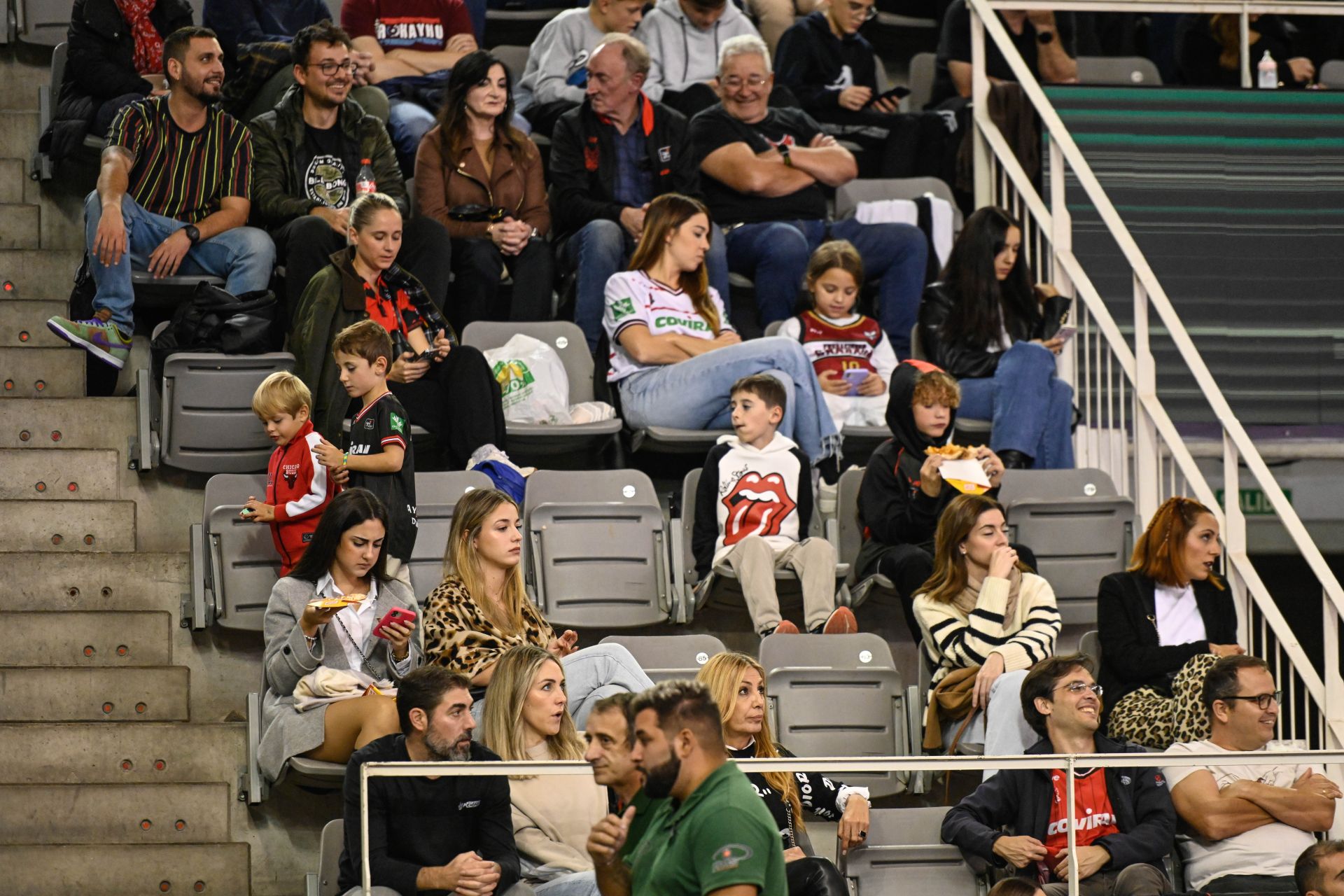 Encuéntrate en la grada durante el Covirán - Bilbao Basket