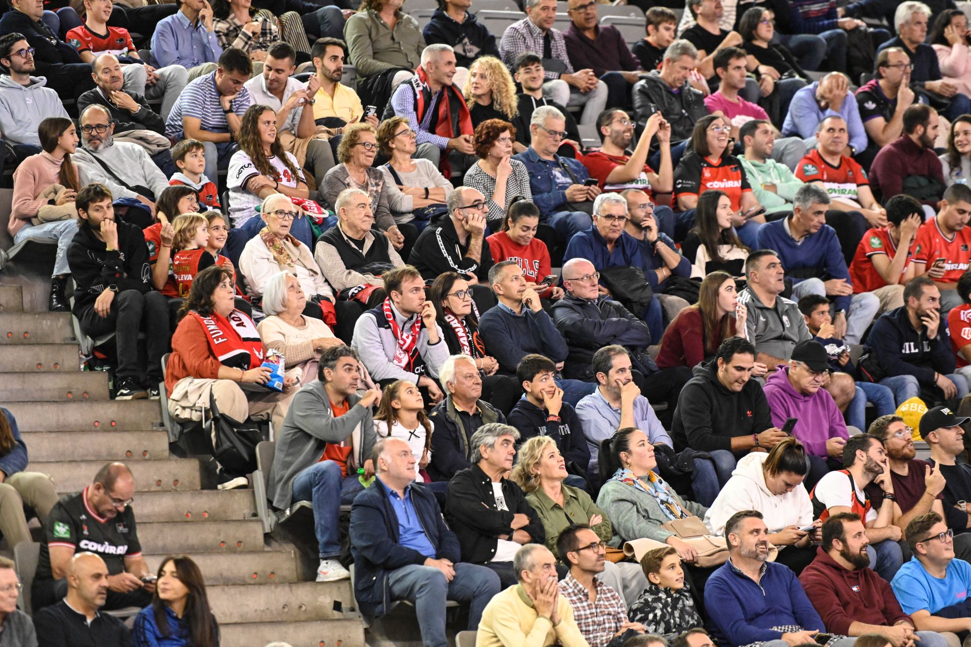 Encuéntrate en la grada durante el Covirán - Bilbao Basket