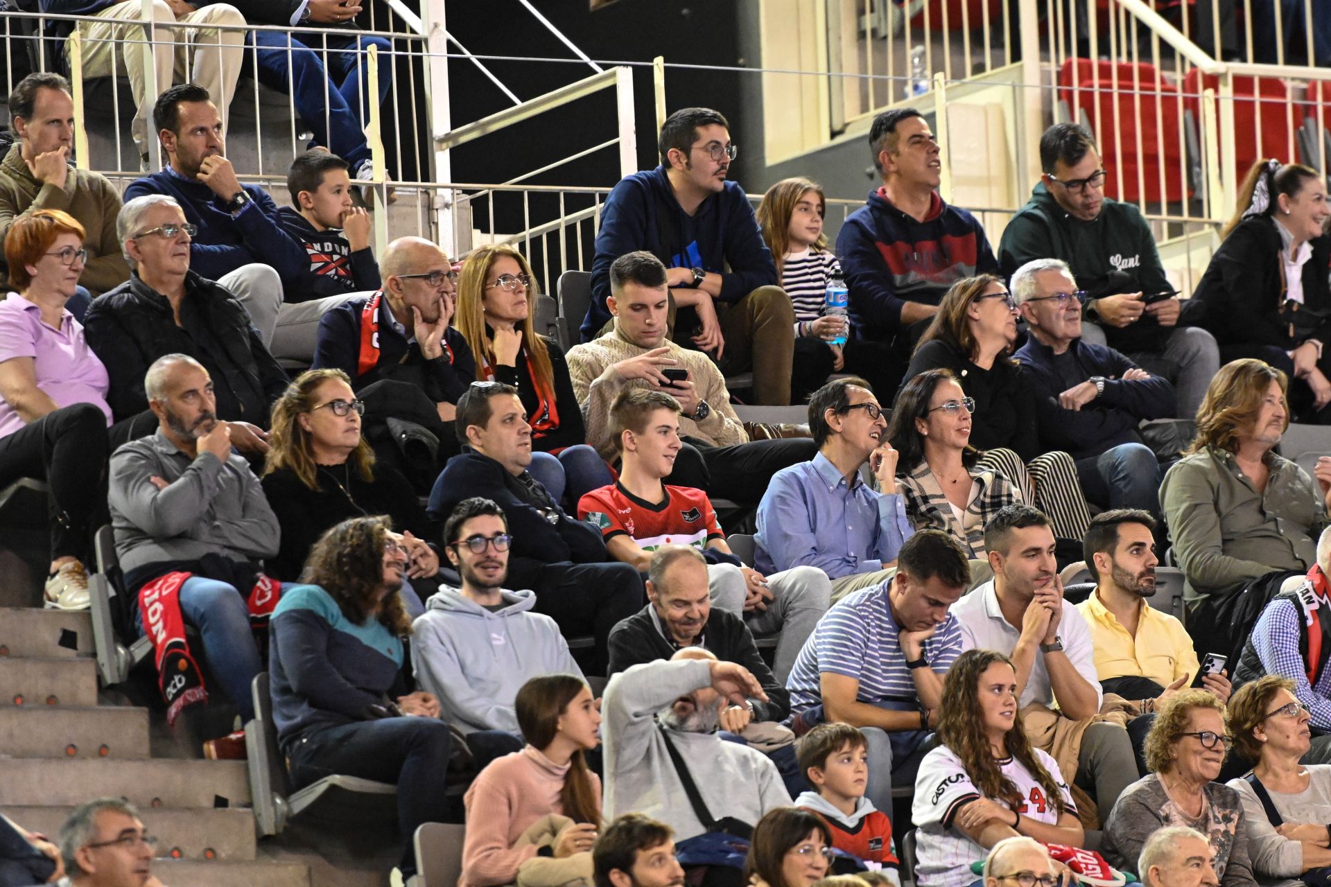 Encuéntrate en la grada durante el Covirán - Bilbao Basket