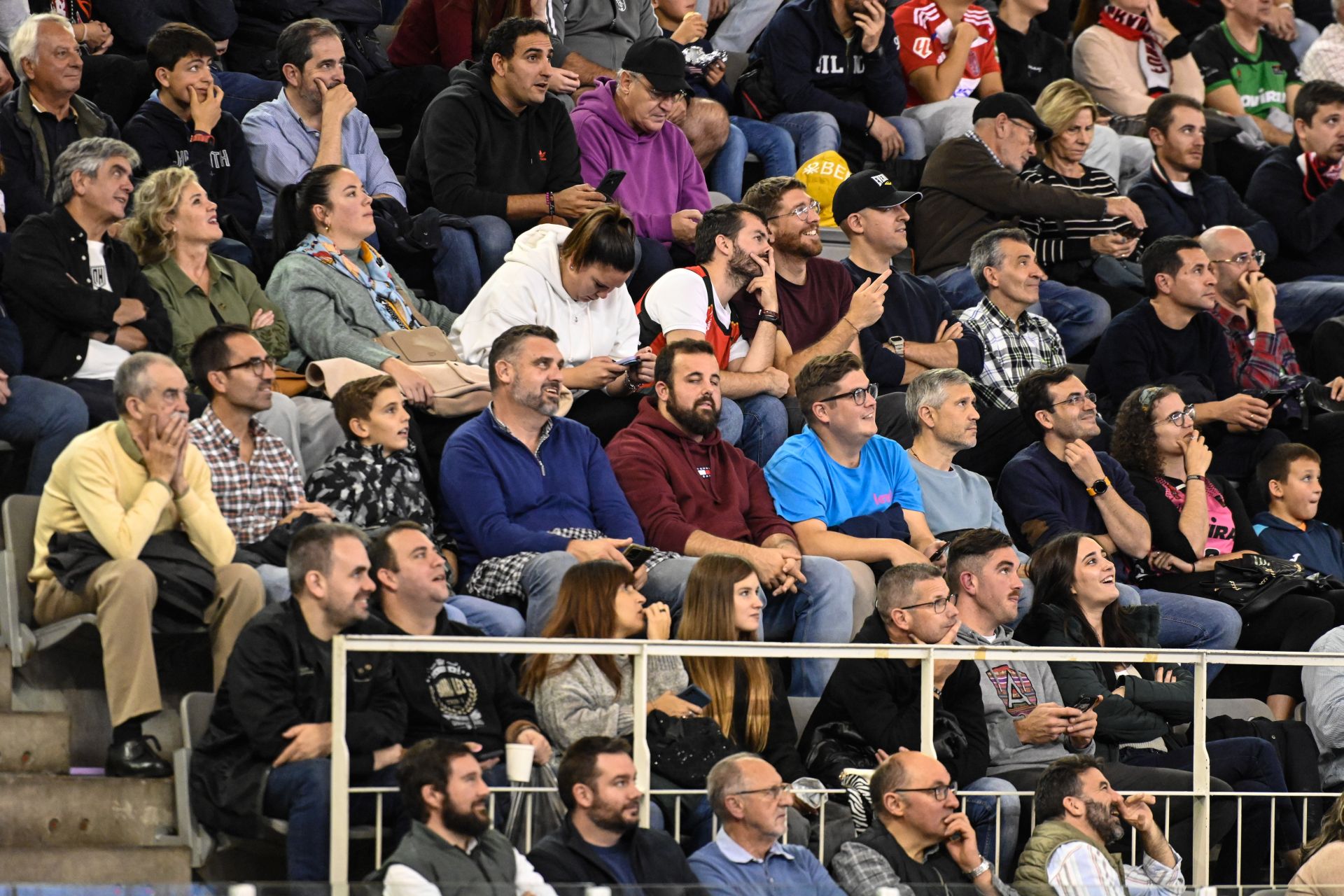 Encuéntrate en la grada durante el Covirán - Bilbao Basket