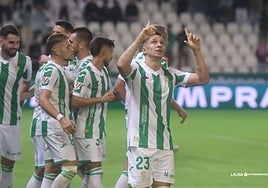 Carracedo celebra un gol en casa, donde el Córdoba es un lobo; fuera es un cordero.