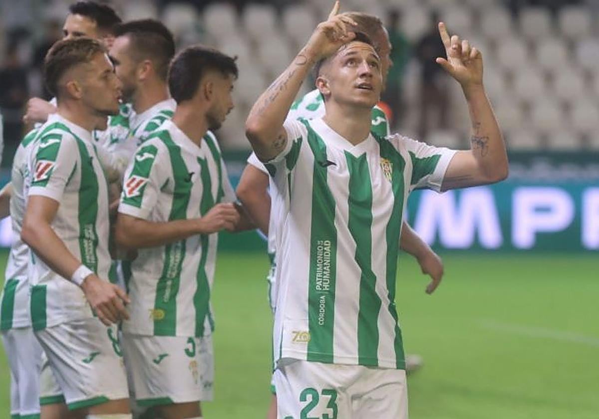 Carracedo celebra un gol en casa, donde el Córdoba es un lobo; fuera es un cordero.