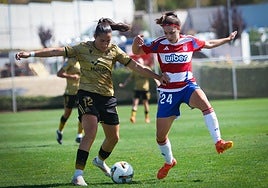 La rojiblanca Alexia disputa el balón ante una rival de la Real Sociedad.