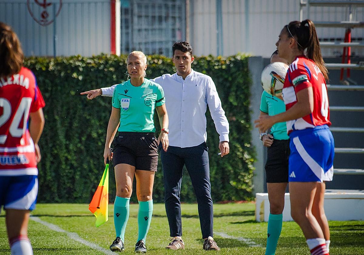El entrenador Arturo Ruiz da indicaciones en la Ciudad Deportiva.