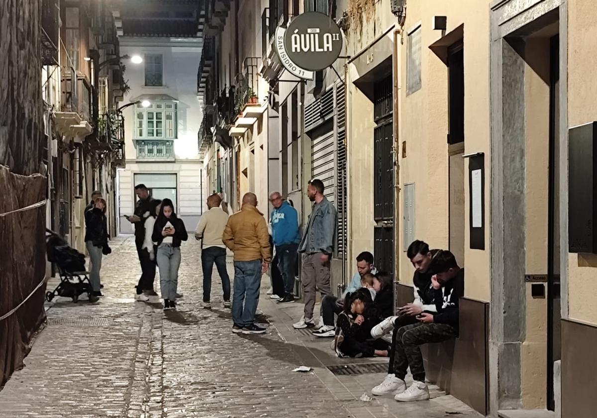 Gente esperando a las puertas del Bar Ávila este sábado a las 18.30 horas