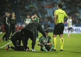 Sergio Ruiz recibe atención médica sobre el césped de La Romareda.