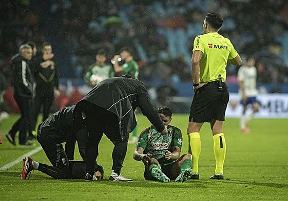 Sergio Ruiz recibe atención médica sobre el césped de La Romareda.