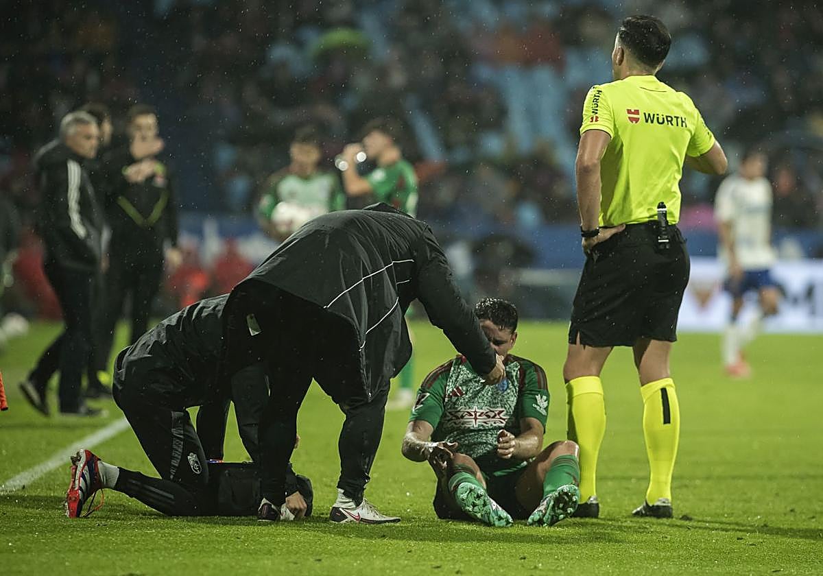 Sergio Ruiz recibe atención médica sobre el césped de La Romareda.