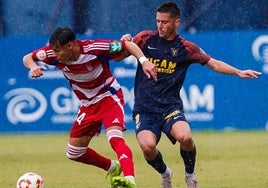 El rojiblanco Samu Cortés vanza ante un rival del UCAM Murcia.