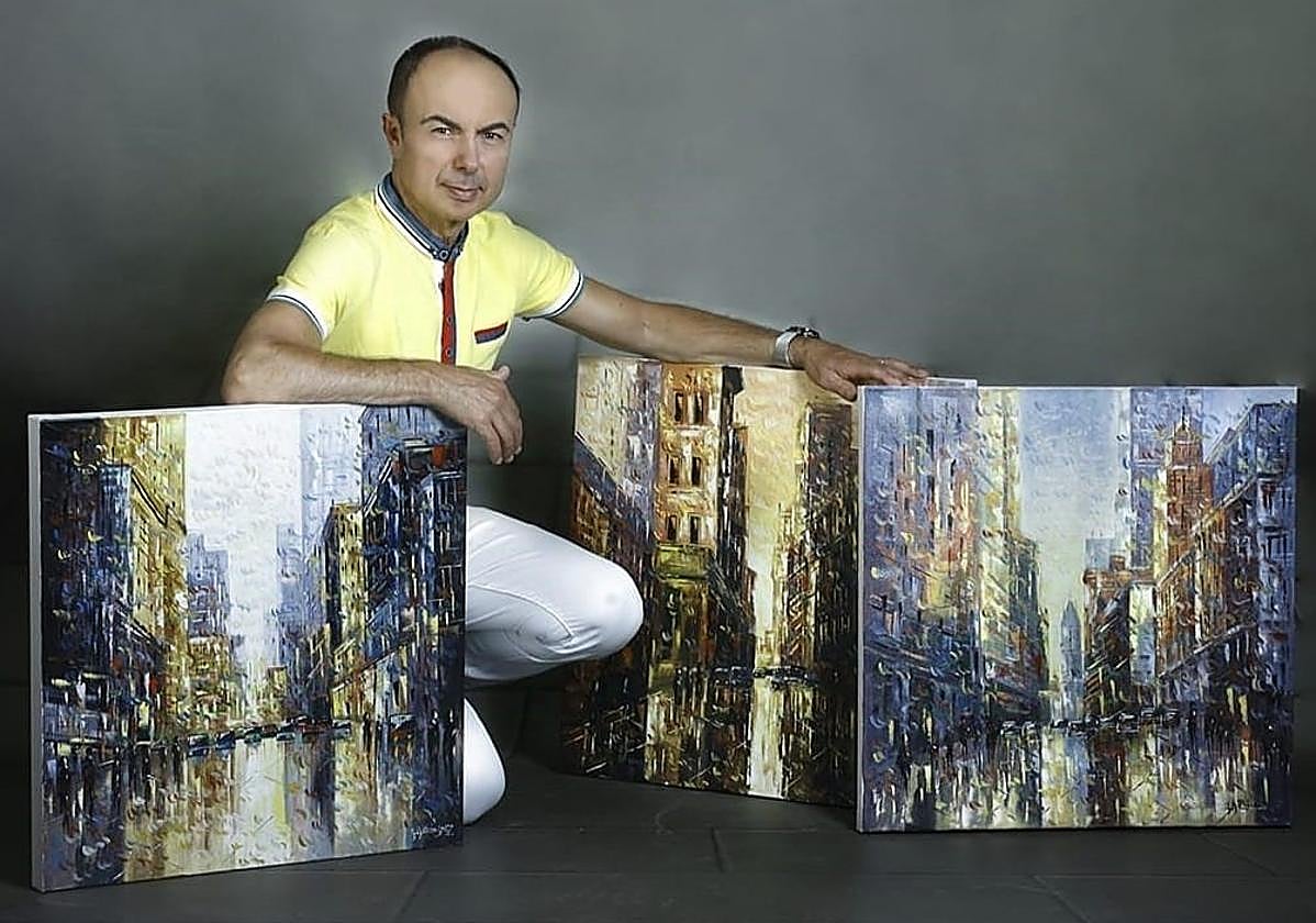 El pintor marteño José Domínguez junto a sus obras