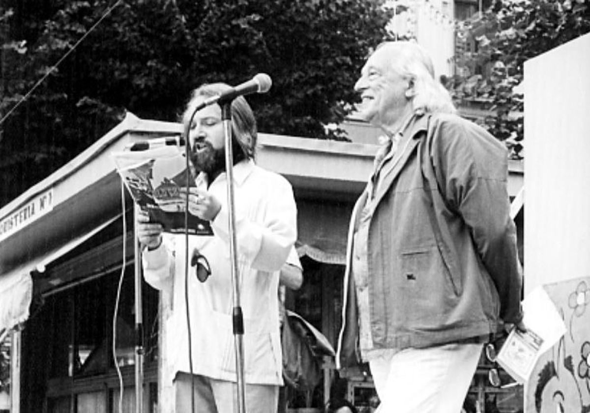 Alberti en la plaza de Bibrrambla junto a Juan de Loxa, en 1980.